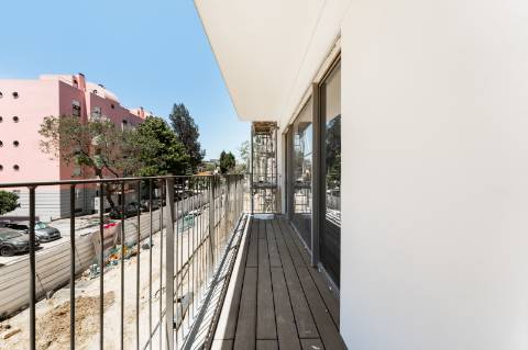 Apartamento T3 Duplex - Rua Carlos George s/n - Olivais - Lisboa