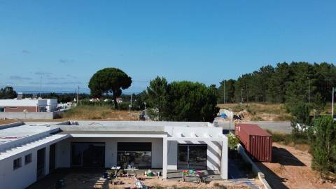 MORADIA T4 TÉRREA A ESTREAR - CASAIS DOS BRITOS - AZAMBUJA