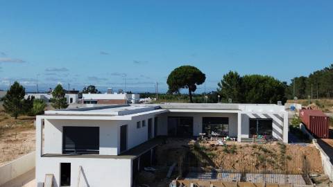 MORADIA T4 TÉRREA A ESTREAR - CASAIS DOS BRITOS - AZAMBUJA