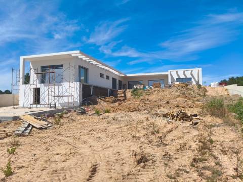 MORADIA T4 TÉRREA A ESTREAR - CASAIS DOS BRITOS - AZAMBUJA