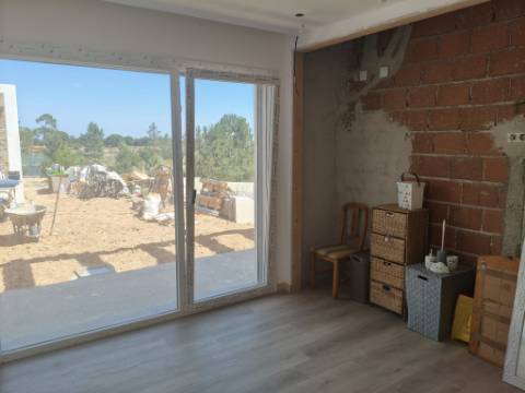 MORADIA T4 TÉRREA A ESTREAR - CASAIS DOS BRITOS - AZAMBUJA