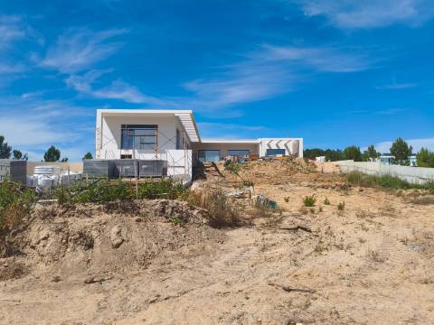 MORADIA T4 TÉRREA A ESTREAR - CASAIS DOS BRITOS - AZAMBUJA