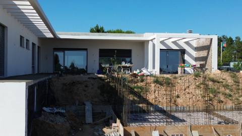 MORADIA T4 TÉRREA A ESTREAR - CASAIS DOS BRITOS - AZAMBUJA