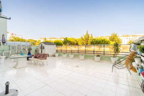 VENDE-SE T3 COM TERRAÇO E GARAGEM EM CARCAVELOS