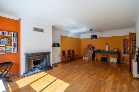 VENDE-SE T3 COM TERRAÇO E GARAGEM EM CARCAVELOS