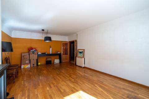 VENDE-SE T3 COM TERRAÇO E GARAGEM EM CARCAVELOS