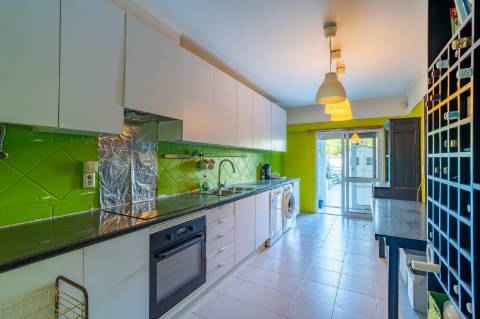 VENDE-SE T3 COM TERRAÇO E GARAGEM EM CARCAVELOS