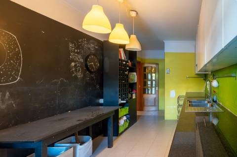 VENDE-SE T3 COM TERRAÇO E GARAGEM EM CARCAVELOS