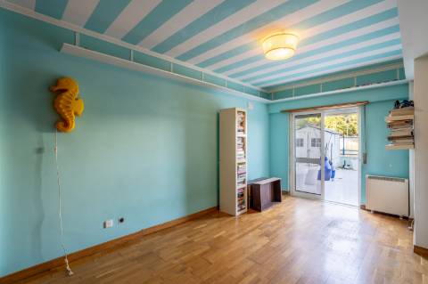 VENDE-SE T3 COM TERRAÇO E GARAGEM EM CARCAVELOS