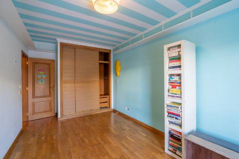 VENDE-SE T3 COM TERRAÇO E GARAGEM EM CARCAVELOS