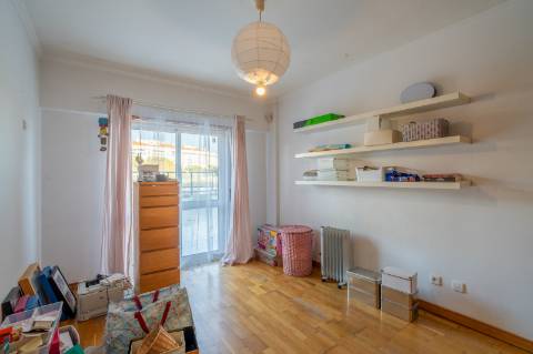 VENDE-SE T3 COM TERRAÇO E GARAGEM EM CARCAVELOS