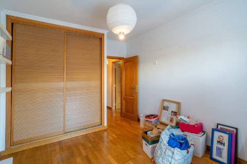 VENDE-SE T3 COM TERRAÇO E GARAGEM EM CARCAVELOS