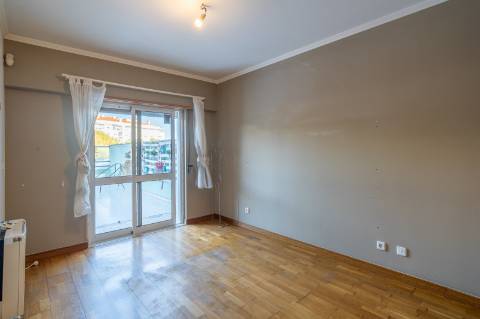 VENDE-SE T3 COM TERRAÇO E GARAGEM EM CARCAVELOS