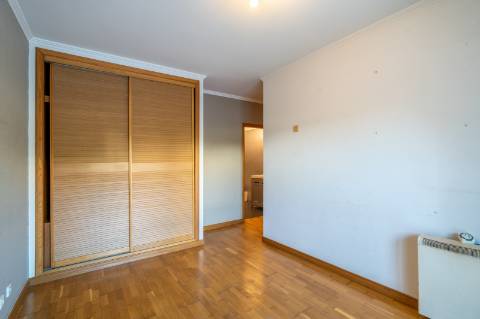 VENDE-SE T3 COM TERRAÇO E GARAGEM EM CARCAVELOS