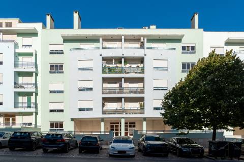 VENDE-SE T3 COM TERRAÇO E GARAGEM EM CARCAVELOS