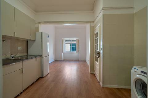 T2 Renovado para Arrendamento na Rua David Lopes, Lisboa