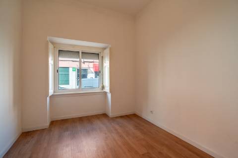 T2 Renovado para Arrendamento na Rua David Lopes, Lisboa