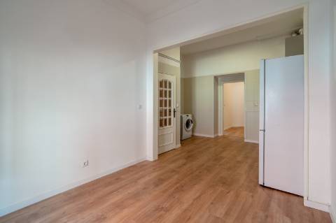 T2 Renovado para Arrendamento na Rua David Lopes, Lisboa
