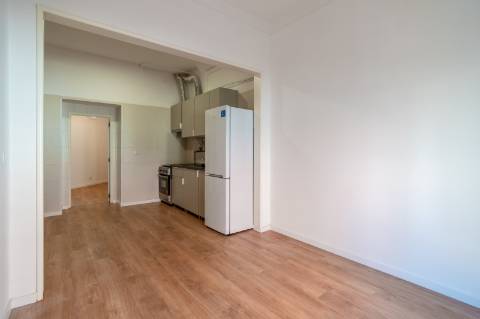 T2 Renovado para Arrendamento na Rua David Lopes, Lisboa