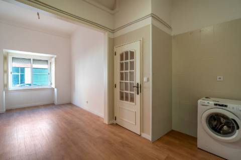 T2 Renovado para Arrendamento na Rua David Lopes, Lisboa