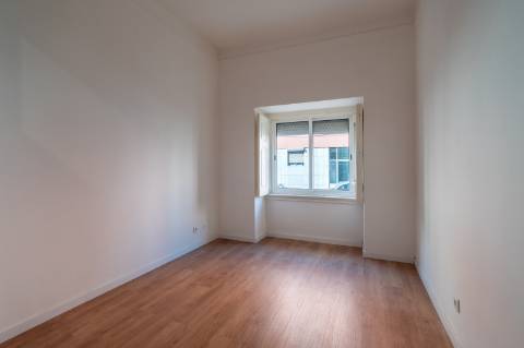 T2 Renovado para Arrendamento na Rua David Lopes, Lisboa