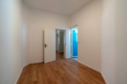 T2 Renovado para Arrendamento na Rua David Lopes, Lisboa