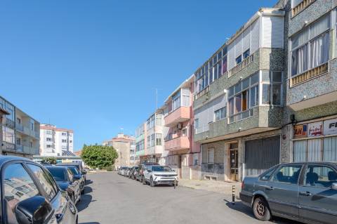 Venda de T2 - Rua Henrique Nogueira - Amadora