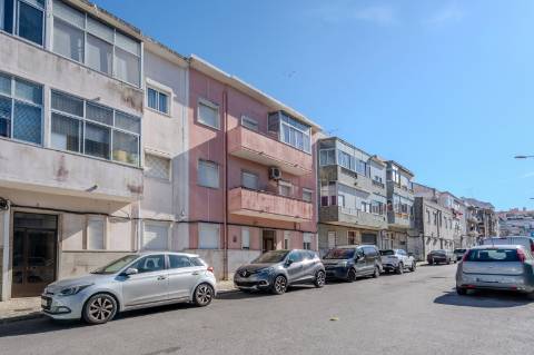 Venda de T2 - Rua Henrique Nogueira - Amadora