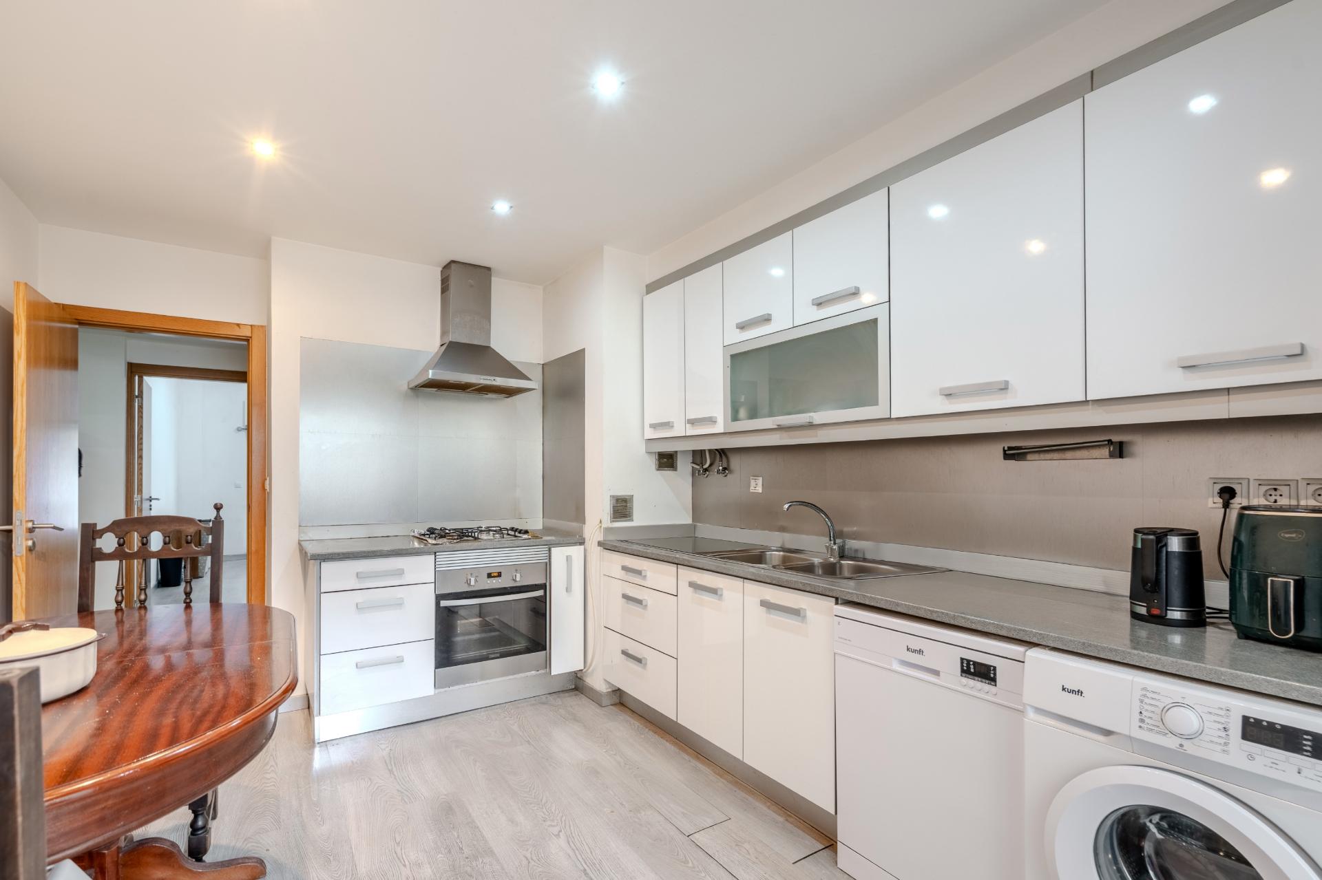 Apartamento T2 no Cacém com Arrecadação | Junto à Estação