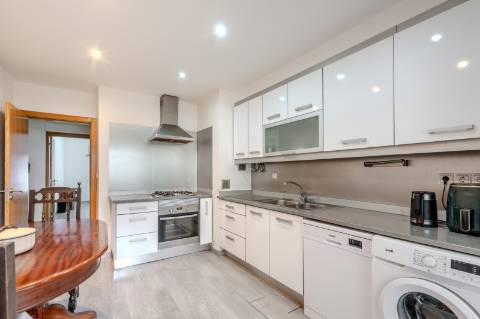 Apartamento T2 no Cacém com Arrecadação | Junto à Estação