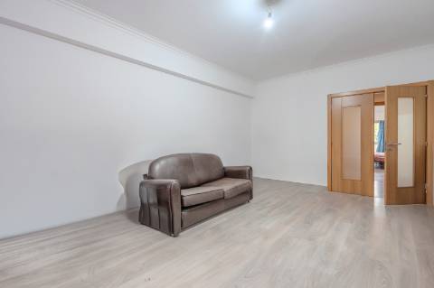 Apartamento T2 no Cacém com Arrecadação | Junto à Estação