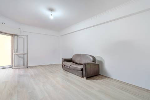 Apartamento T2 no Cacém com Arrecadação | Junto à Estação