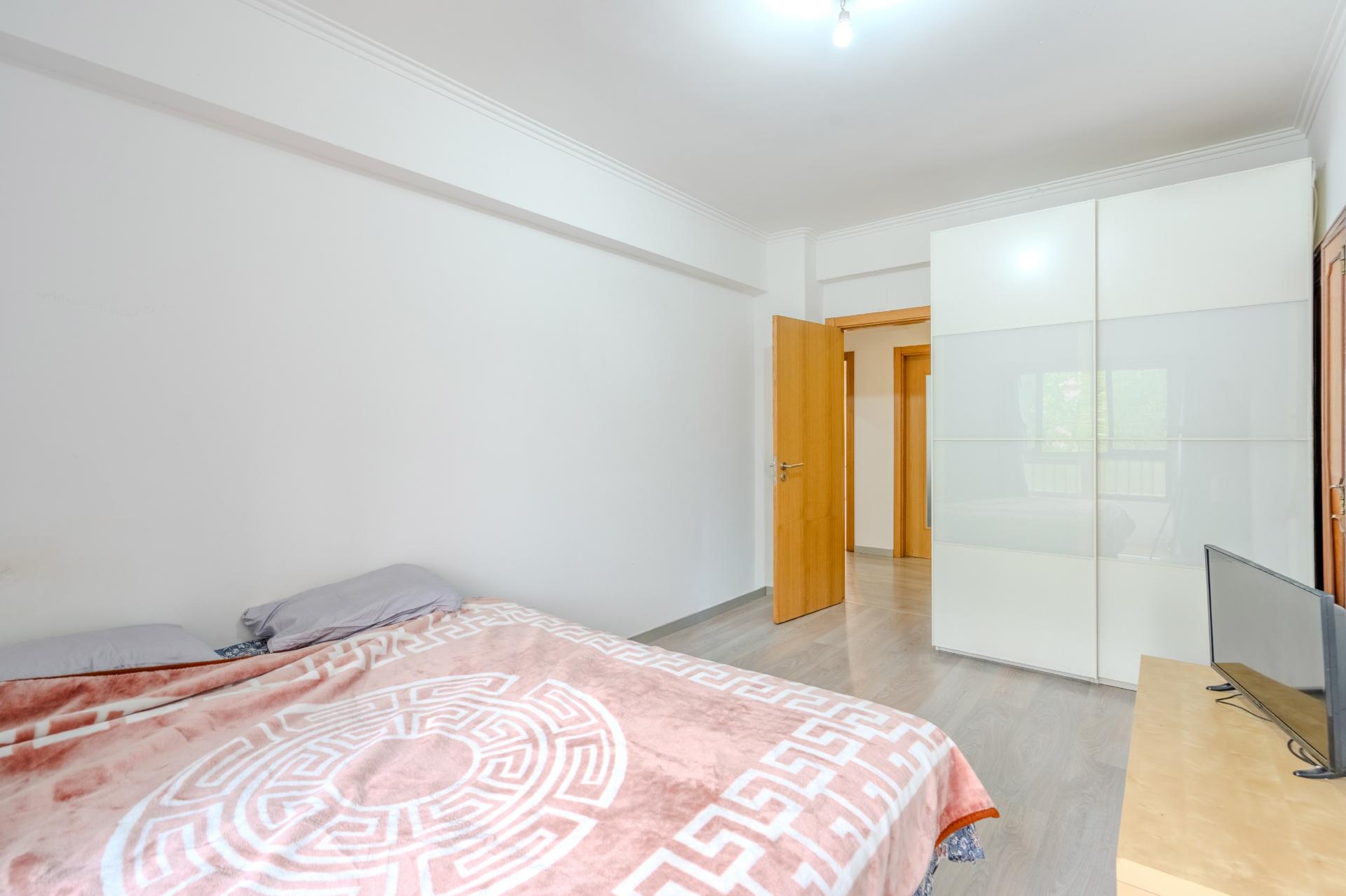 Apartamento T2 no Cacém com Arrecadação | Junto à Estação