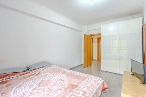 Apartamento T2 no Cacém com Arrecadação | Junto à Estação