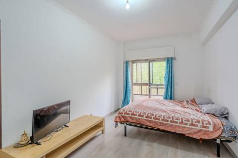 Apartamento T2 no Cacém com Arrecadação | Junto à Estação