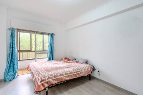 Apartamento T2 no Cacém com Arrecadação | Junto à Estação