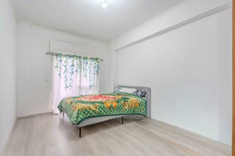 Apartamento T2 no Cacém com Arrecadação | Junto à Estação