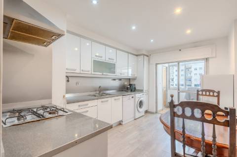 Apartamento T2 no Cacém com Arrecadação | Junto à Estação