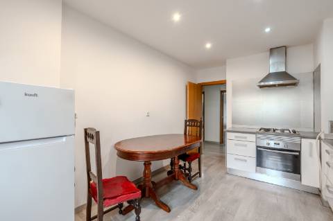 Apartamento T2 no Cacém com Arrecadação | Junto à Estação