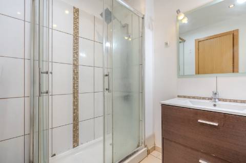 Apartamento T2 no Cacém com Arrecadação | Junto à Estação