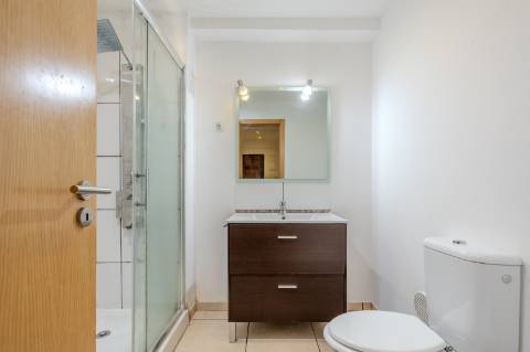 Apartamento T2 no Cacém com Arrecadação | Junto à Estação