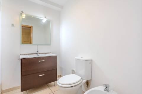 Apartamento T2 no Cacém com Arrecadação | Junto à Estação