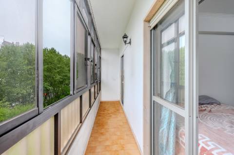 Apartamento T2 no Cacém com Arrecadação | Junto à Estação