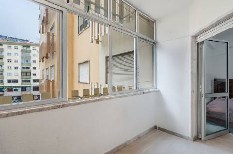 Apartamento T2 no Cacém com Arrecadação | Junto à Estação