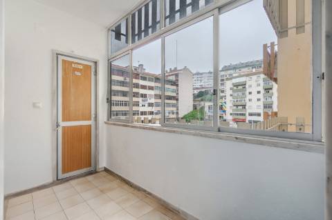 Apartamento T2 no Cacém com Arrecadação | Junto à Estação