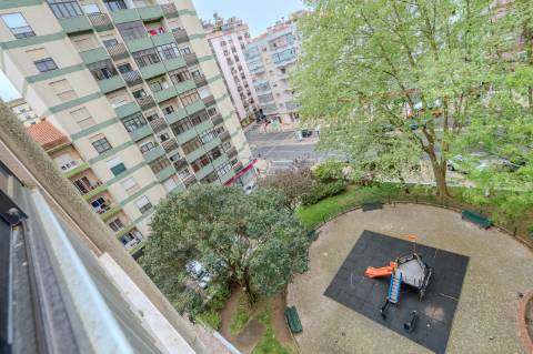 Apartamento T2 no Cacém com Arrecadação | Junto à Estação