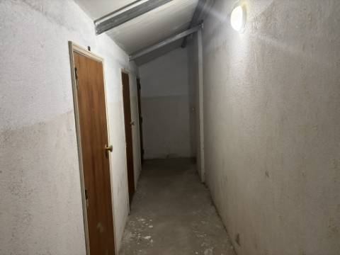 Apartamento T2 no Cacém com Arrecadação | Junto à Estação