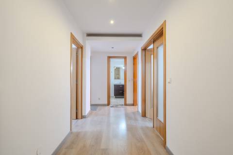 Apartamento T2 no Cacém com Arrecadação | Junto à Estação