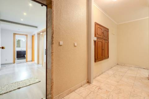 Apartamento T2 no Cacém com Arrecadação | Junto à Estação