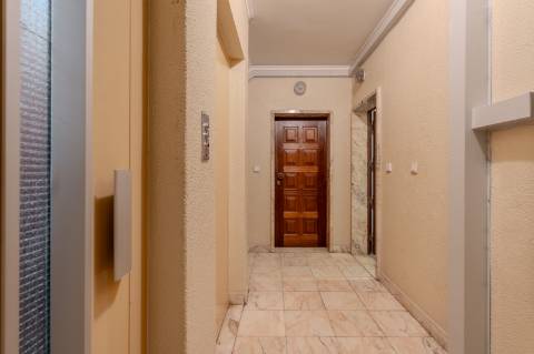 Apartamento T2 no Cacém com Arrecadação | Junto à Estação